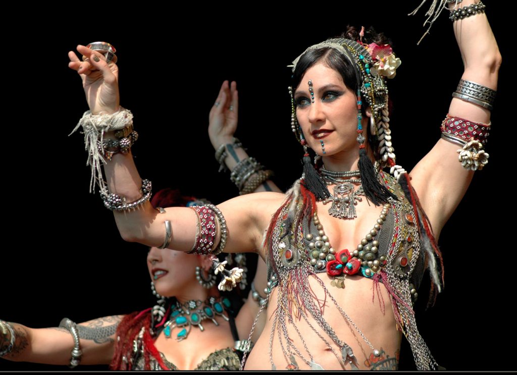 Qué es la danza del vientre tribal